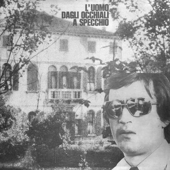 uomo-dagli-occhiali-a-specchio